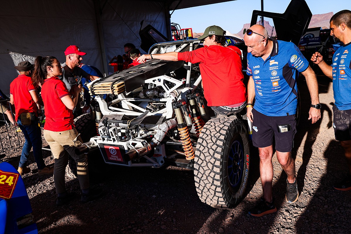 Coronel brothers crash into motorbike on Dakar Rally Stage 3