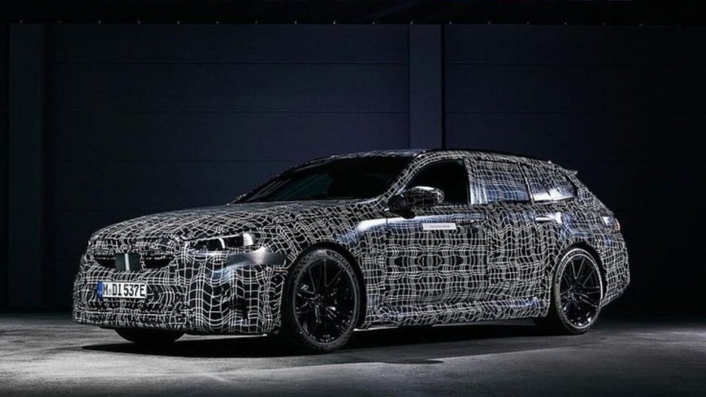 2025 BMW M5 G90: 718 HP Plug-In Hybrid Performance Sedan Revealed - DAX