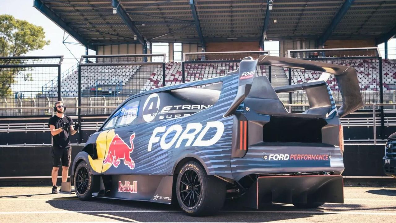 Ford SuperVan 4.2: Electrifying Performance Down Under