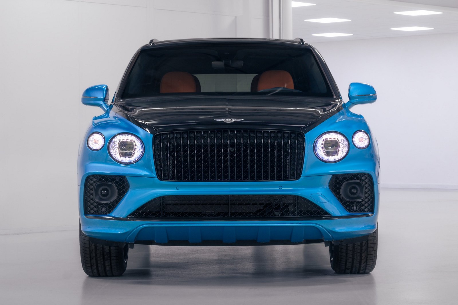 Mulliner Makes First-Ever Two-Color Bentley Bentayga EWB for Rich Couple
