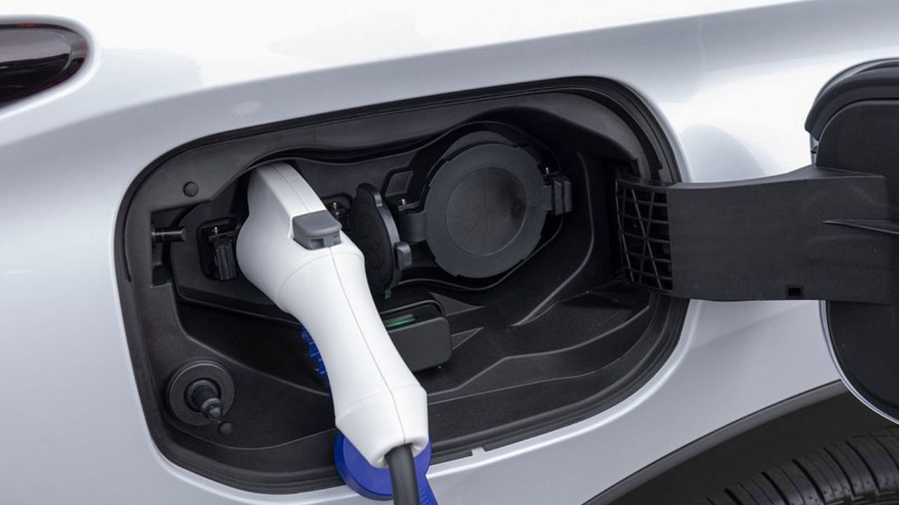 Smart EV Charging: Mitsubishi's Cost-Saving Solution