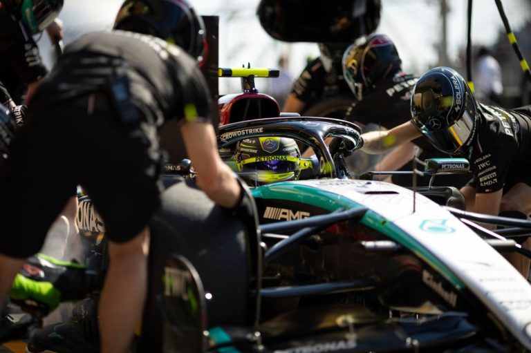 Hamilton: Mercedes F1 team now in “building process”