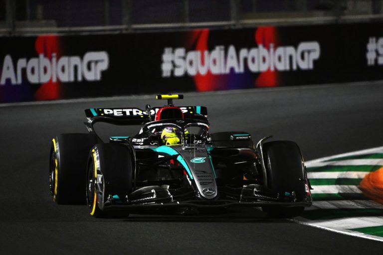 Hamilton warned, Mercedes fined for impeding in Saudi F1 practice