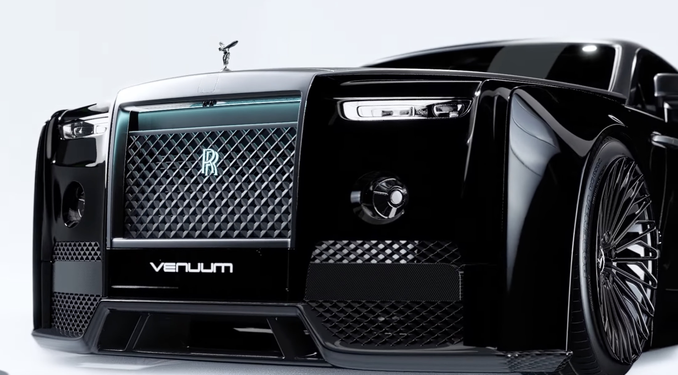 Dubai's Apollo Rolls-Royce Wraith Transformed by Venuum Black