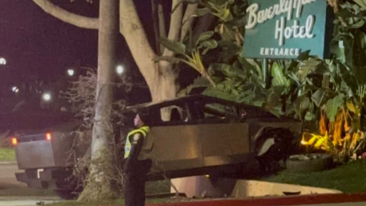A Tesla Cybertruck collided with the sign of the Beverly Hills Hotel.