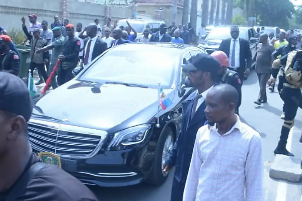 Moment Kogi Gov’s Armored Mercedes S-Class Arrived Yahaya Bello’s Home To Rescue Him Amidst EFCC Siege