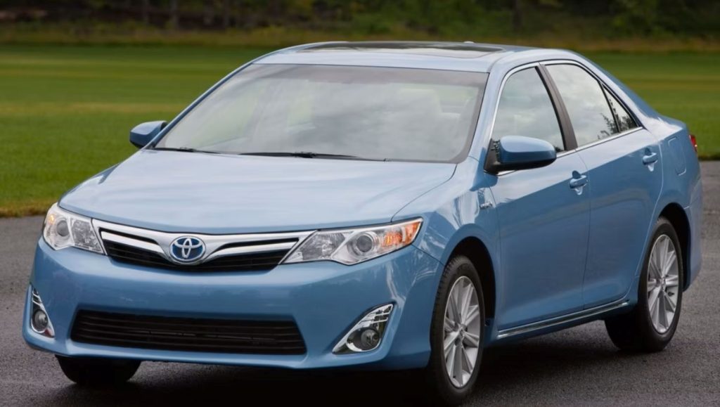 2012-toyota-camry-hybrid Toyota Camry (Credits: Toyota)