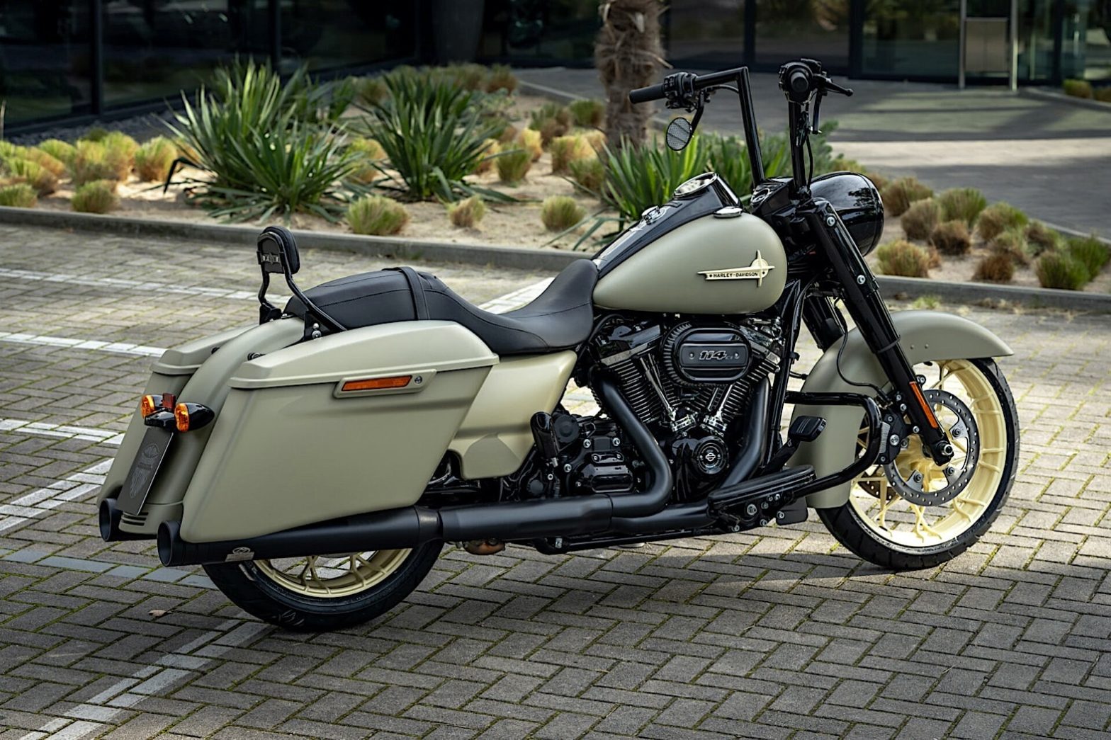 Customizing the Harley-Davidson Road King A Thunderbike Transformation