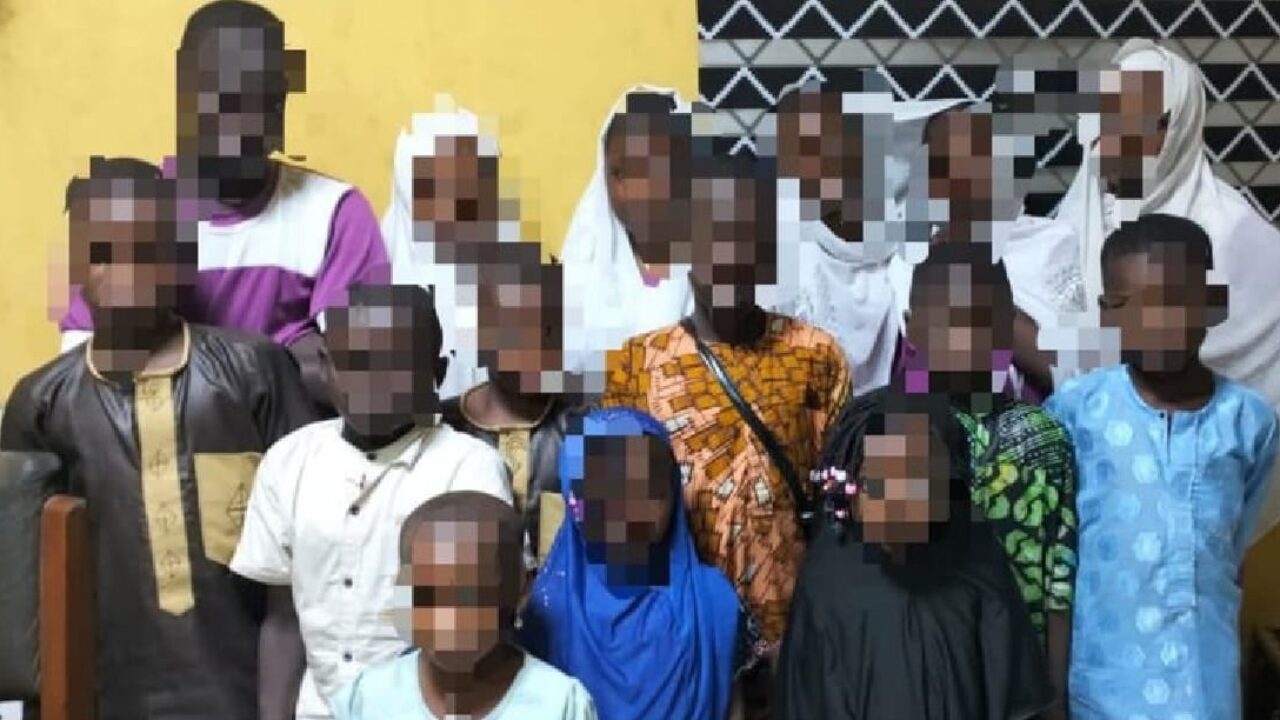 Lagos Police Arrest Driver for Squeezing 15 Children into Car, 4 in Boot