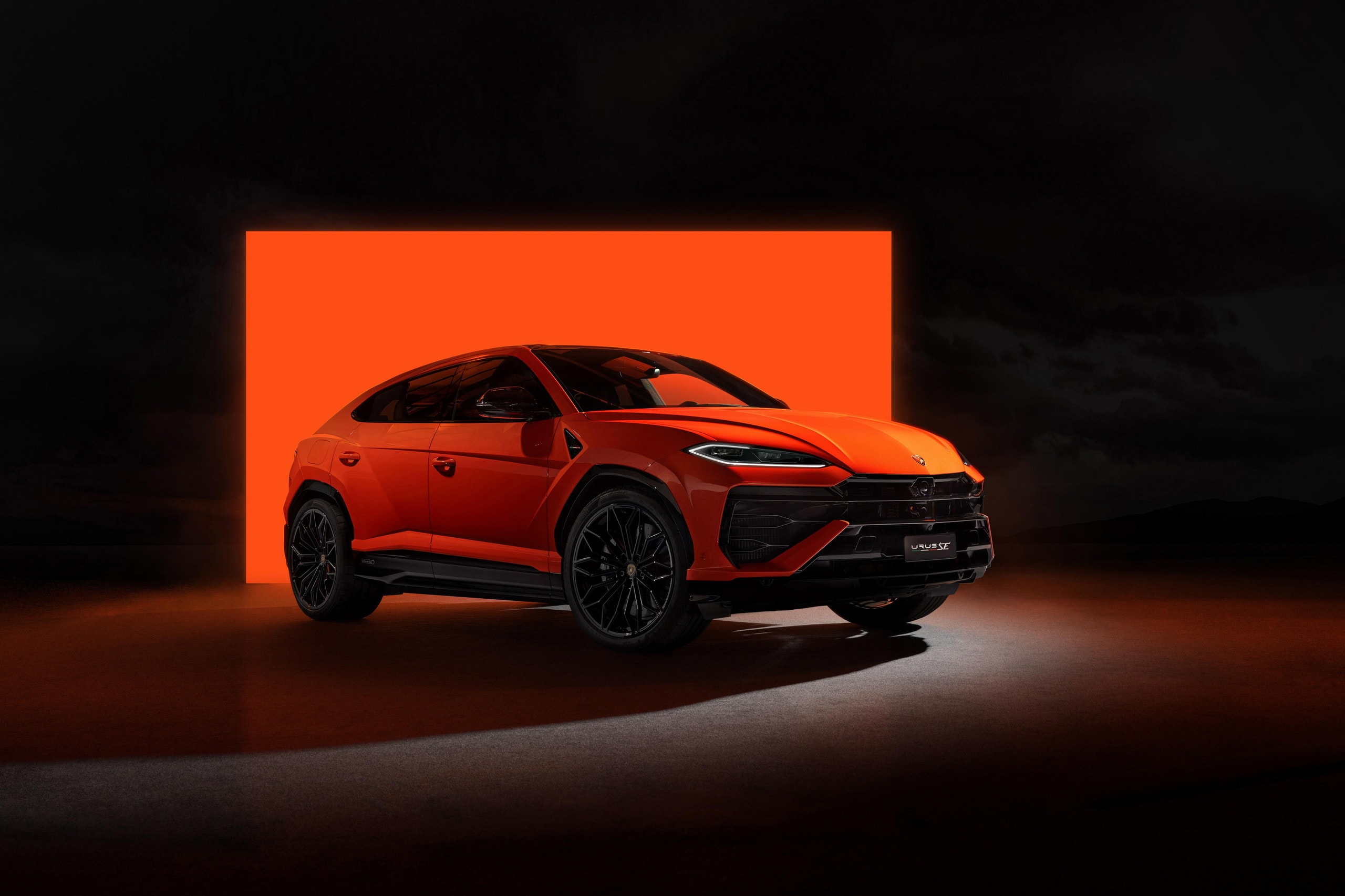 Lamborghini Urus SE PHEV Power and Performance Compared