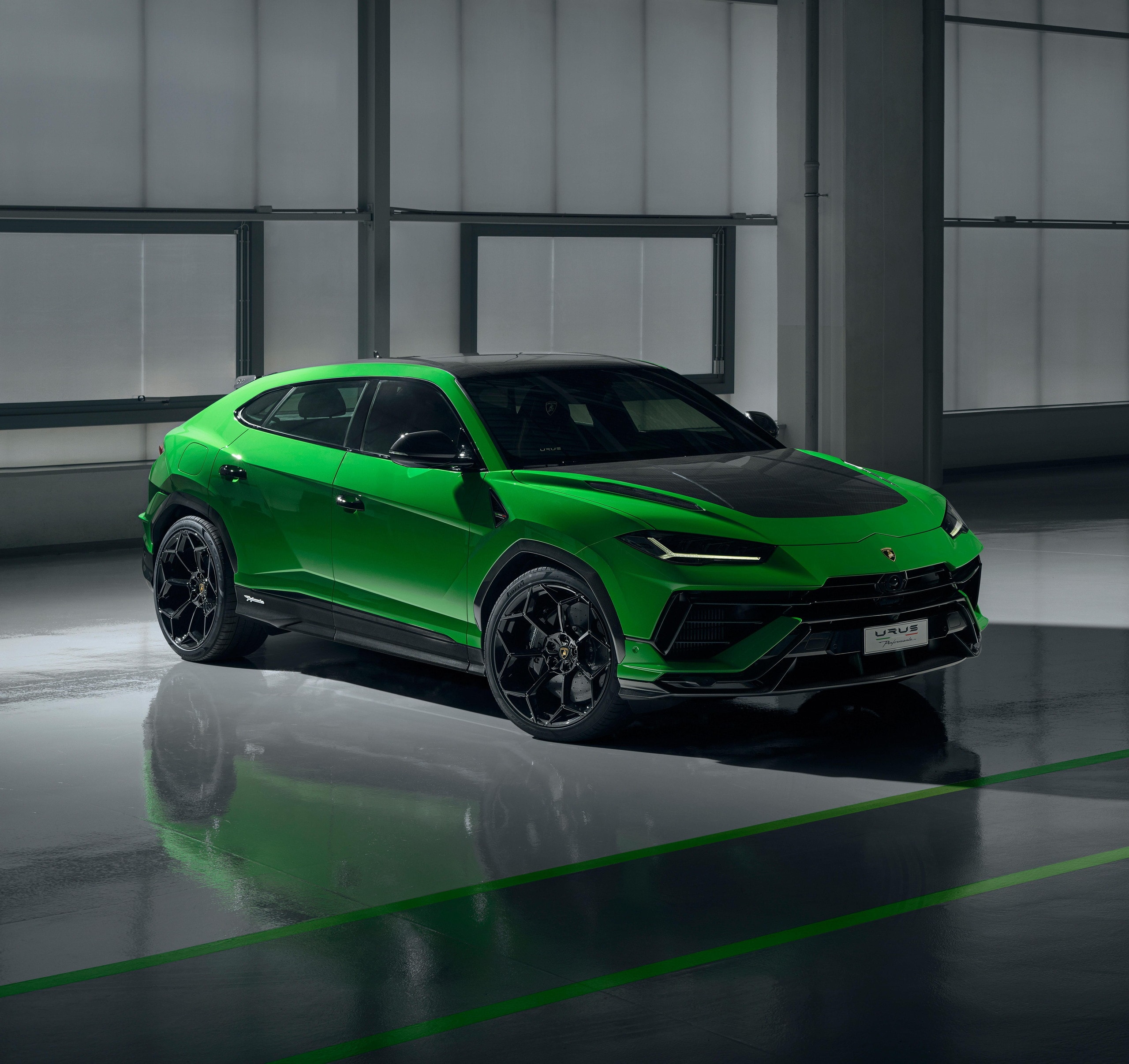 Lamborghini Urus SE PHEV Power and Performance Compared