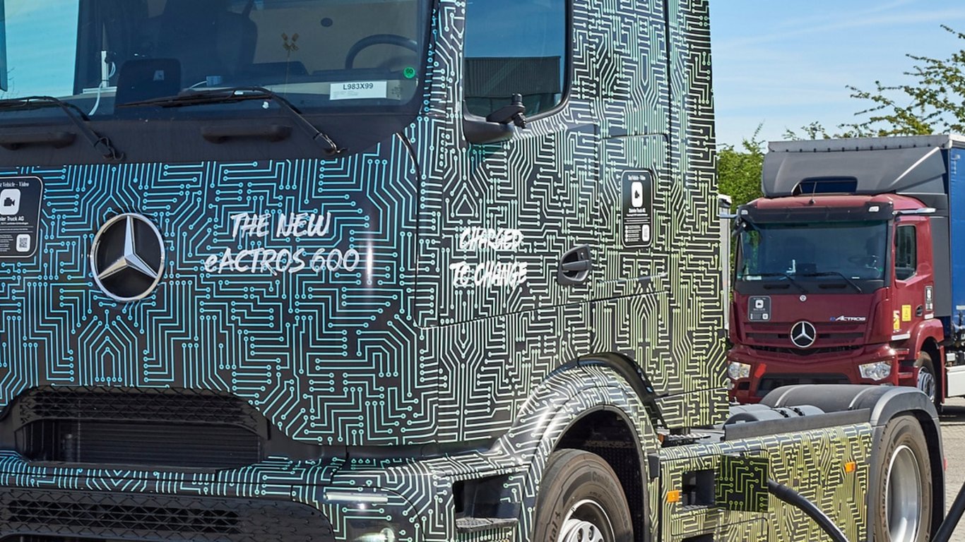 Mercedes-Benz Trucks Introduces Powerful 'Megawatt Charging System' for Electric Trucks