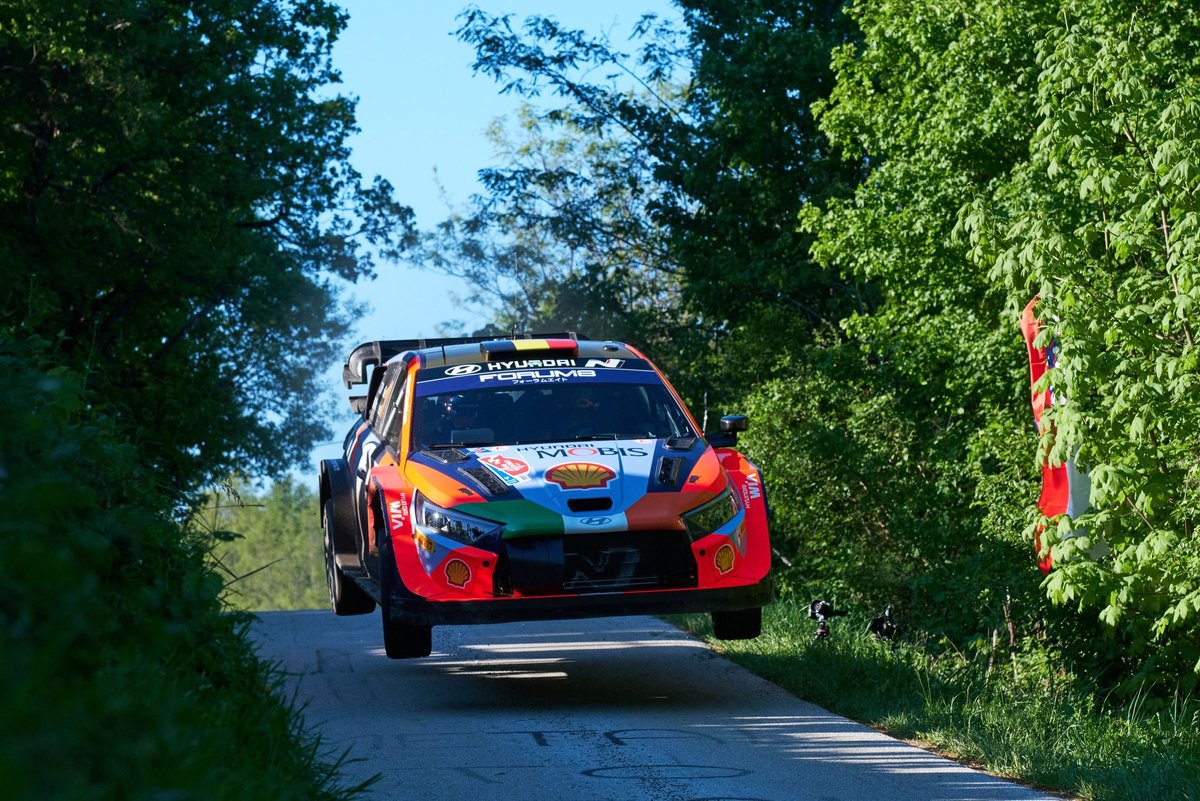 Neuville Stays Ahead of Evans with Slim Lead