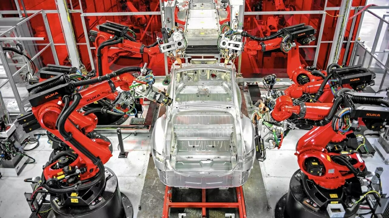 Robots Assembling A Tesla Model S Sedans At Their Fremont EV Factory In California (Credits LA Times)