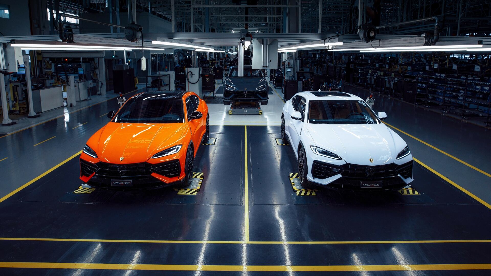 The Different Color Customization Options Of The New Lamborghini Urus SE - Arancio Egon (Left) And Bianco Sapphirus (Right) (Credits: Lamborghini Media Centre)