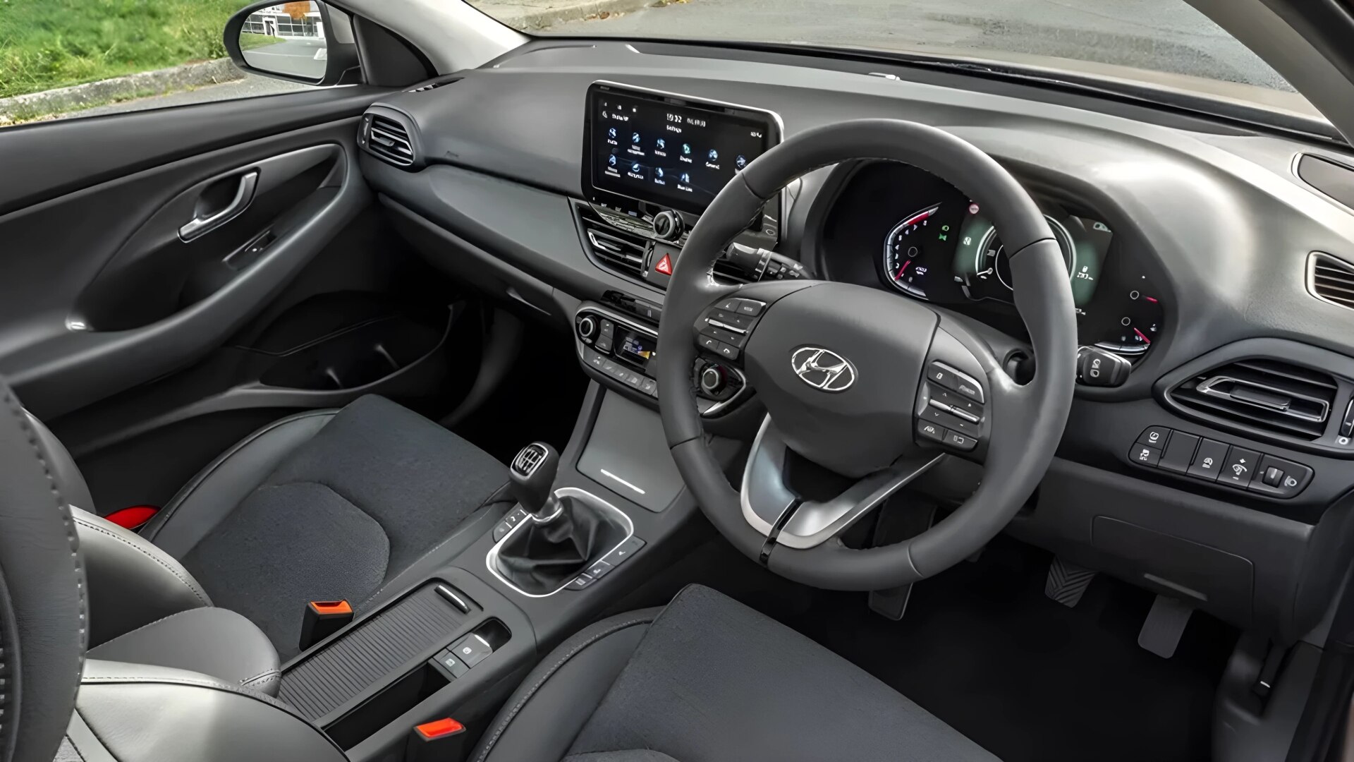 The Interior, Steering, Dashboard, And Central Console Of An Hyundai i30 (Credits TopGear)