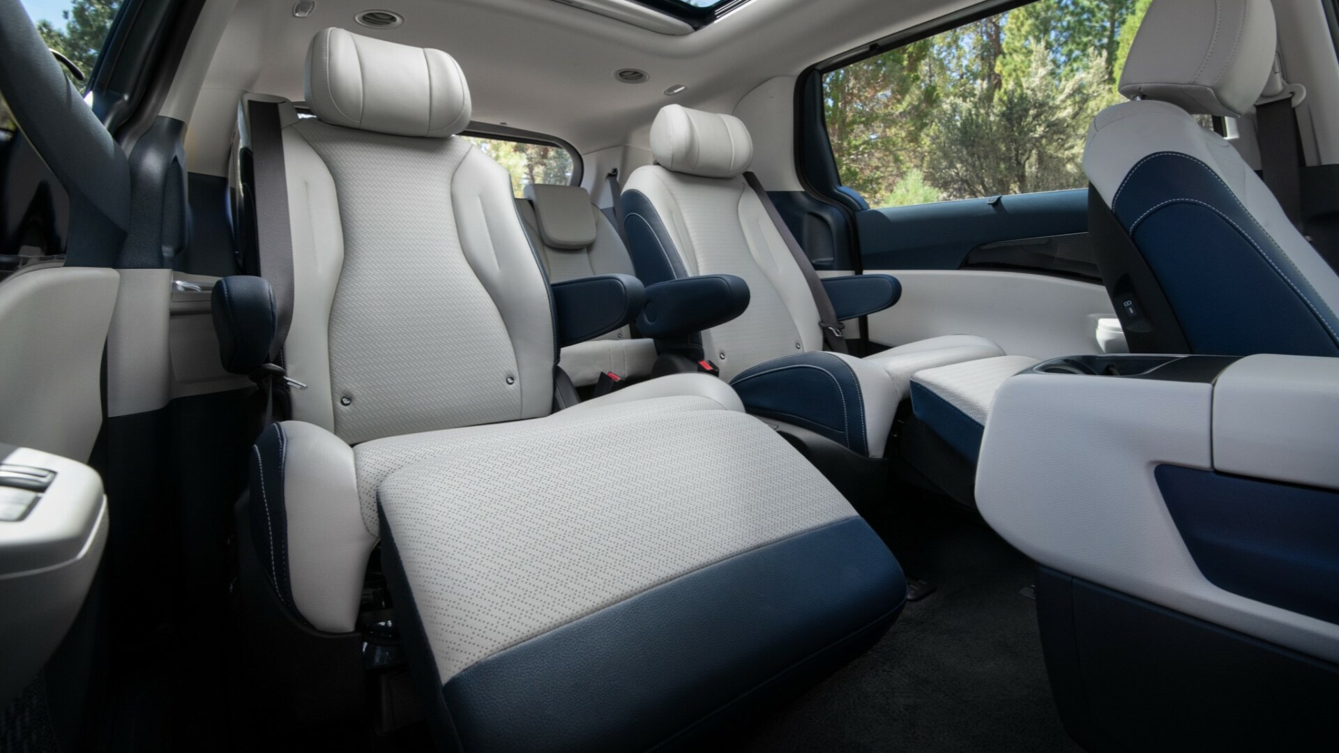 The Second Row Seats Of The 2025 Kia Carnival With Extendable Leg Rests (Credis Kia)