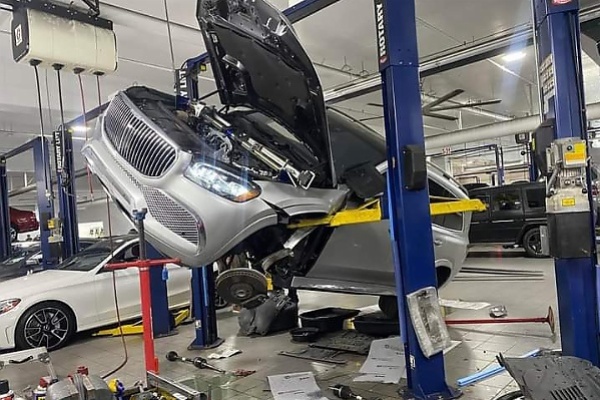 Today’s Photo : Mercedes-Maybach GLS 600 Worth N300 Million Falls Off Car Lift At A Mechanic Workshop