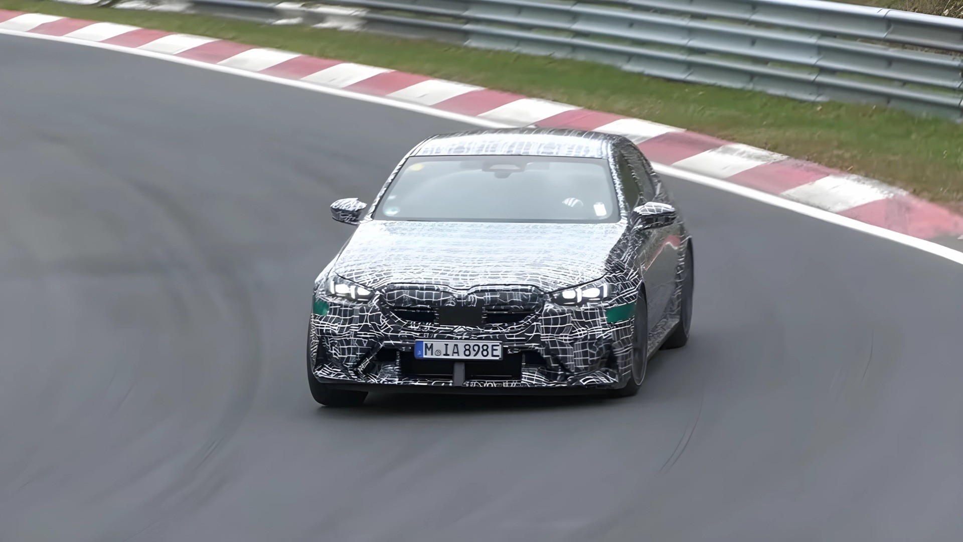 A Spyshot Of The Front Profile Of The 2025 BMW M5 Plug-In-Hybrid Prototype (Credits CarSpyMedia YouTube Channel)