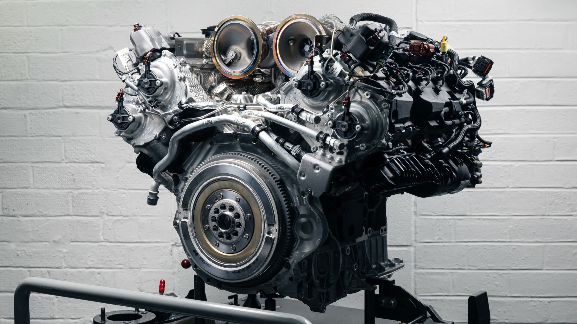 Bentley's New Ultraperformance Hybrid 750PS V8 Engine