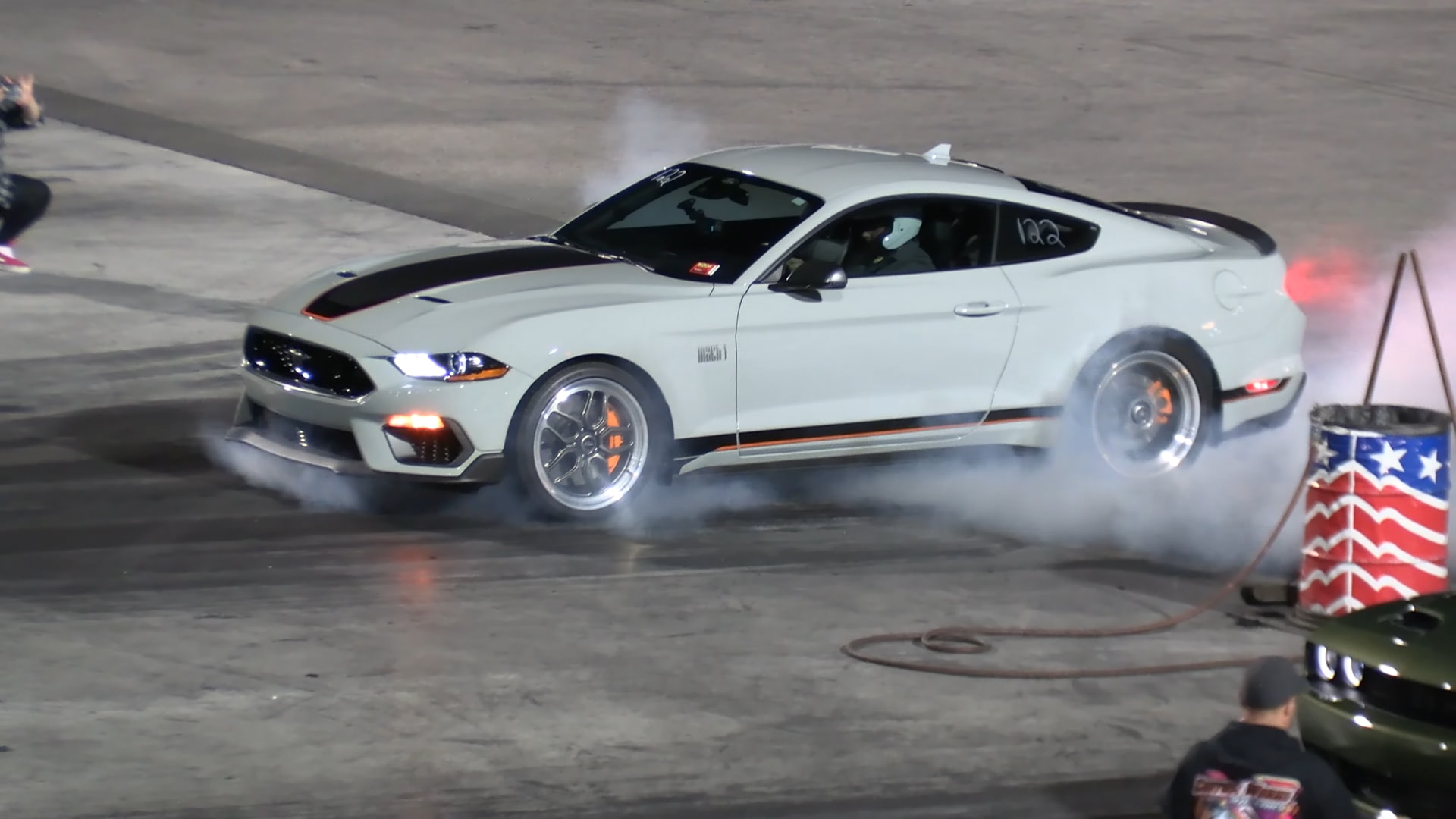 Mustang Mach 1 vs. Dodge Challenger Hellcat Drag Race