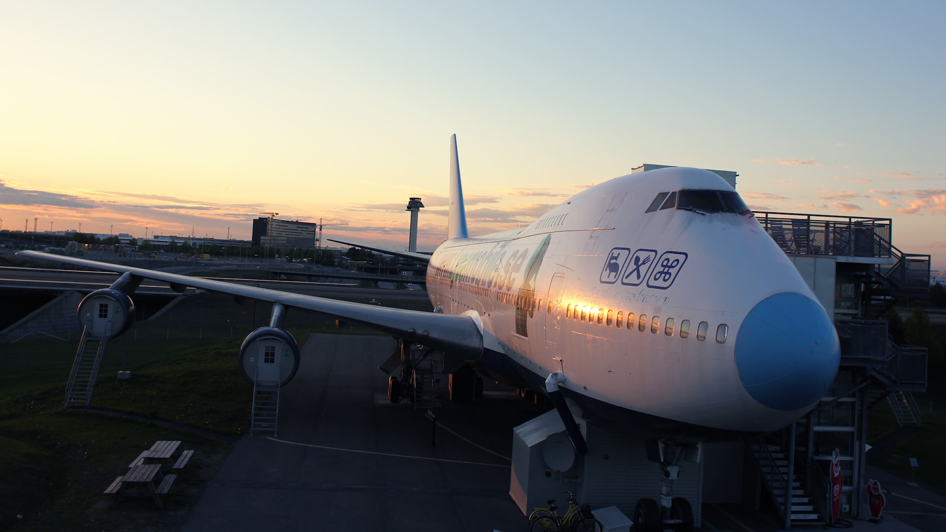 Jumbo Stay: Sleeping in a 747 Jumbo Jet Hotel Experience - DAX Street