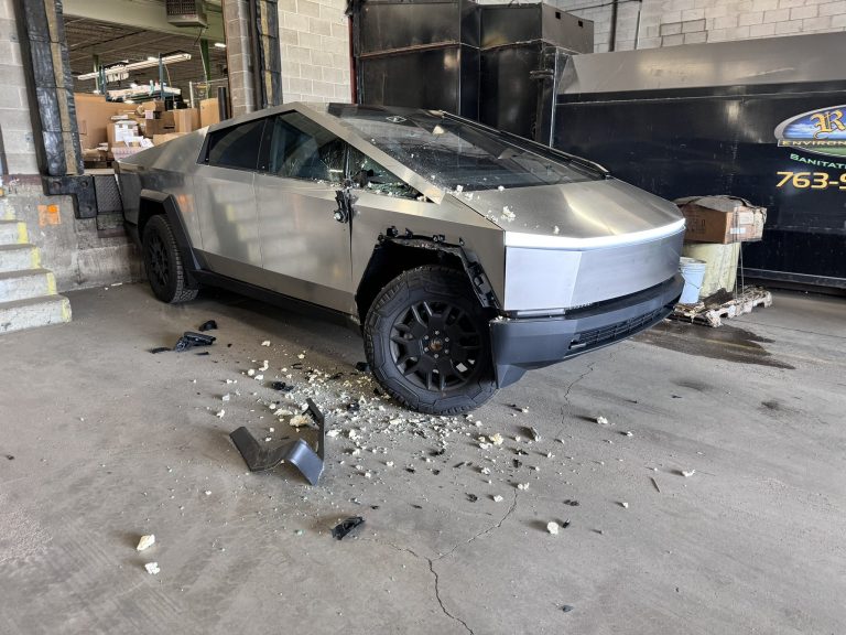 Tesla Cybertruck Mishap