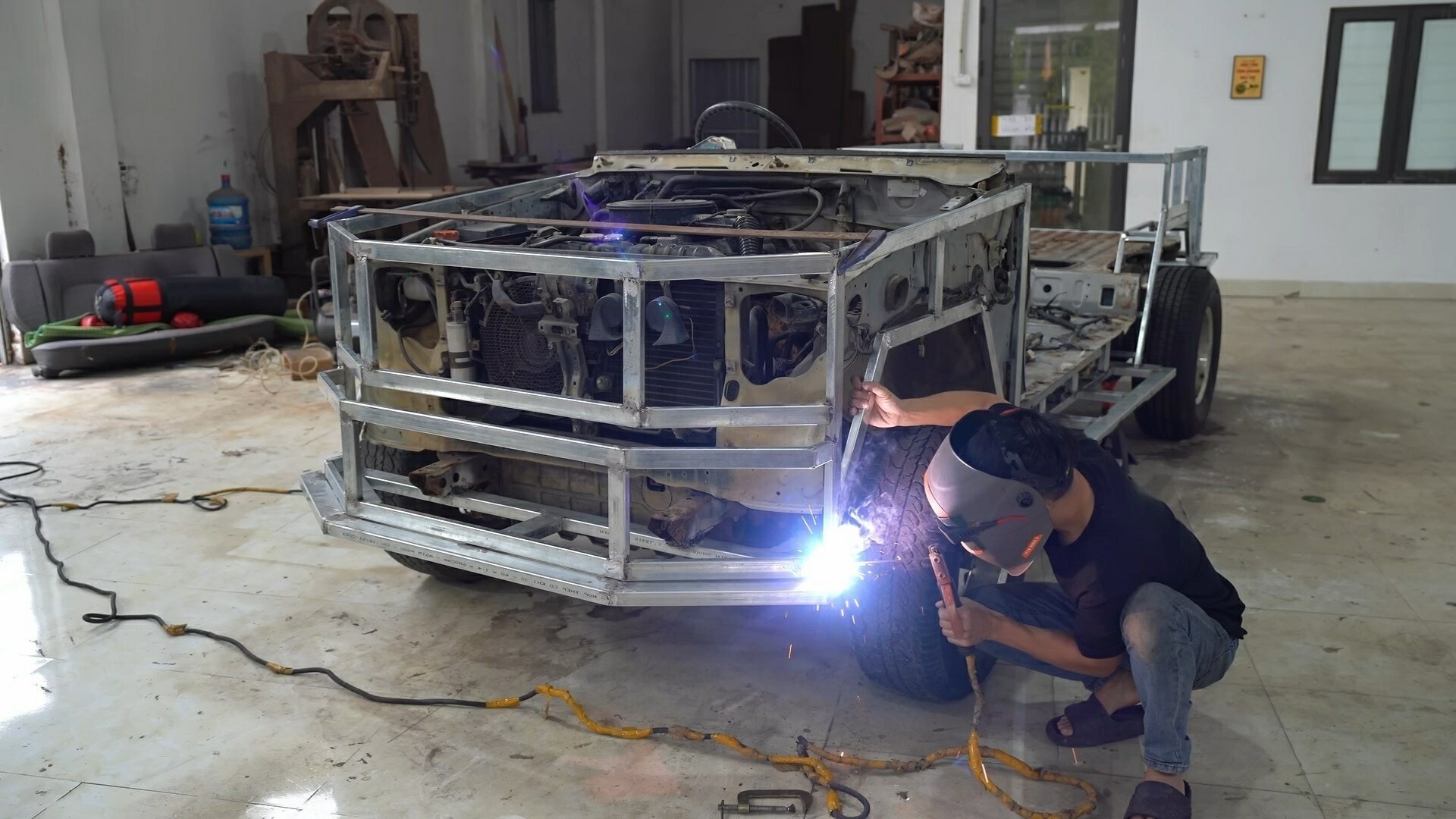 The Chassis Of A 1990s Mitsubishi Pajero Being Trasnformed In To A Mercedes G63 (YouTube)