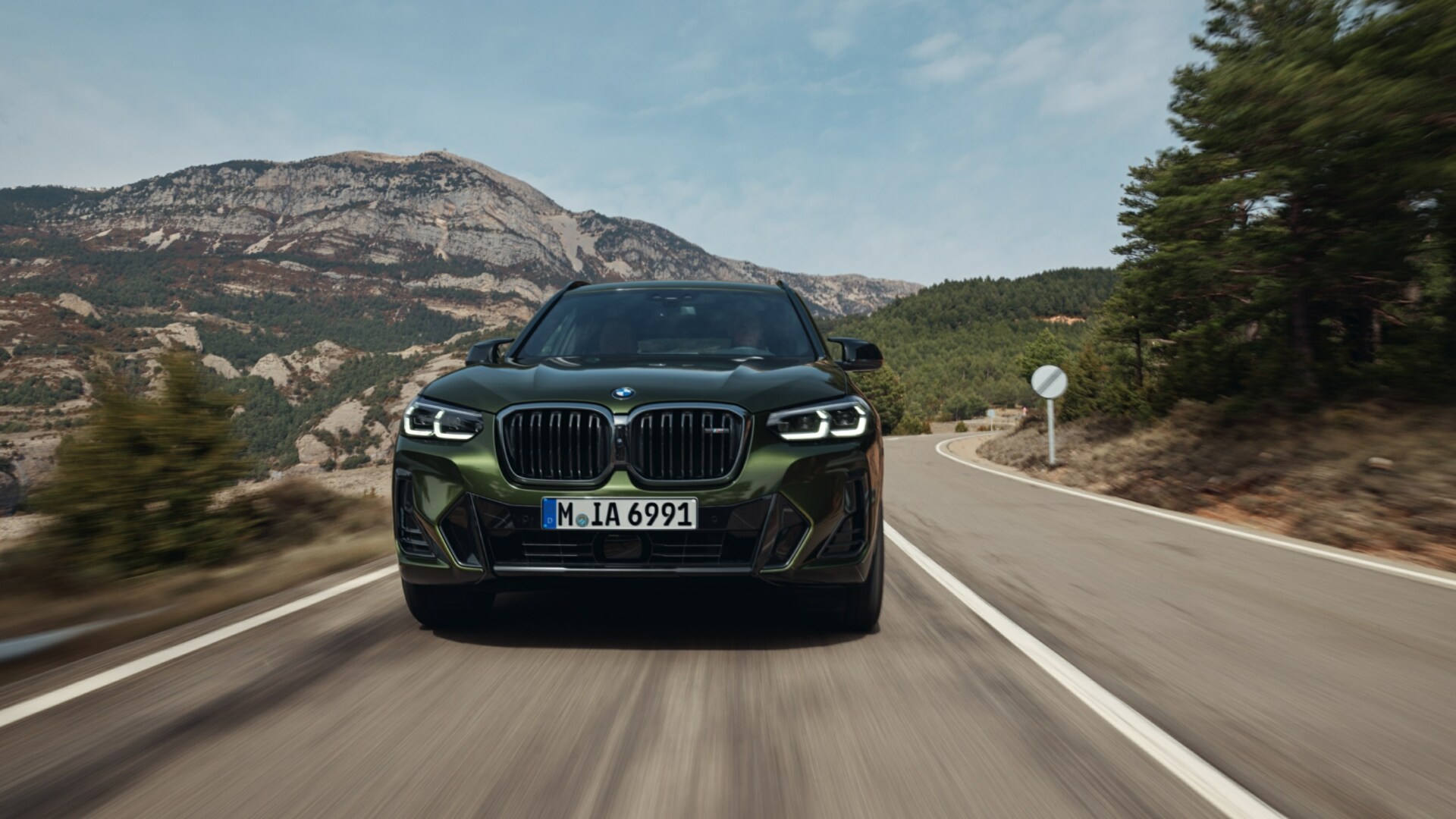 The Front Profile Of The BMW X3 M40i