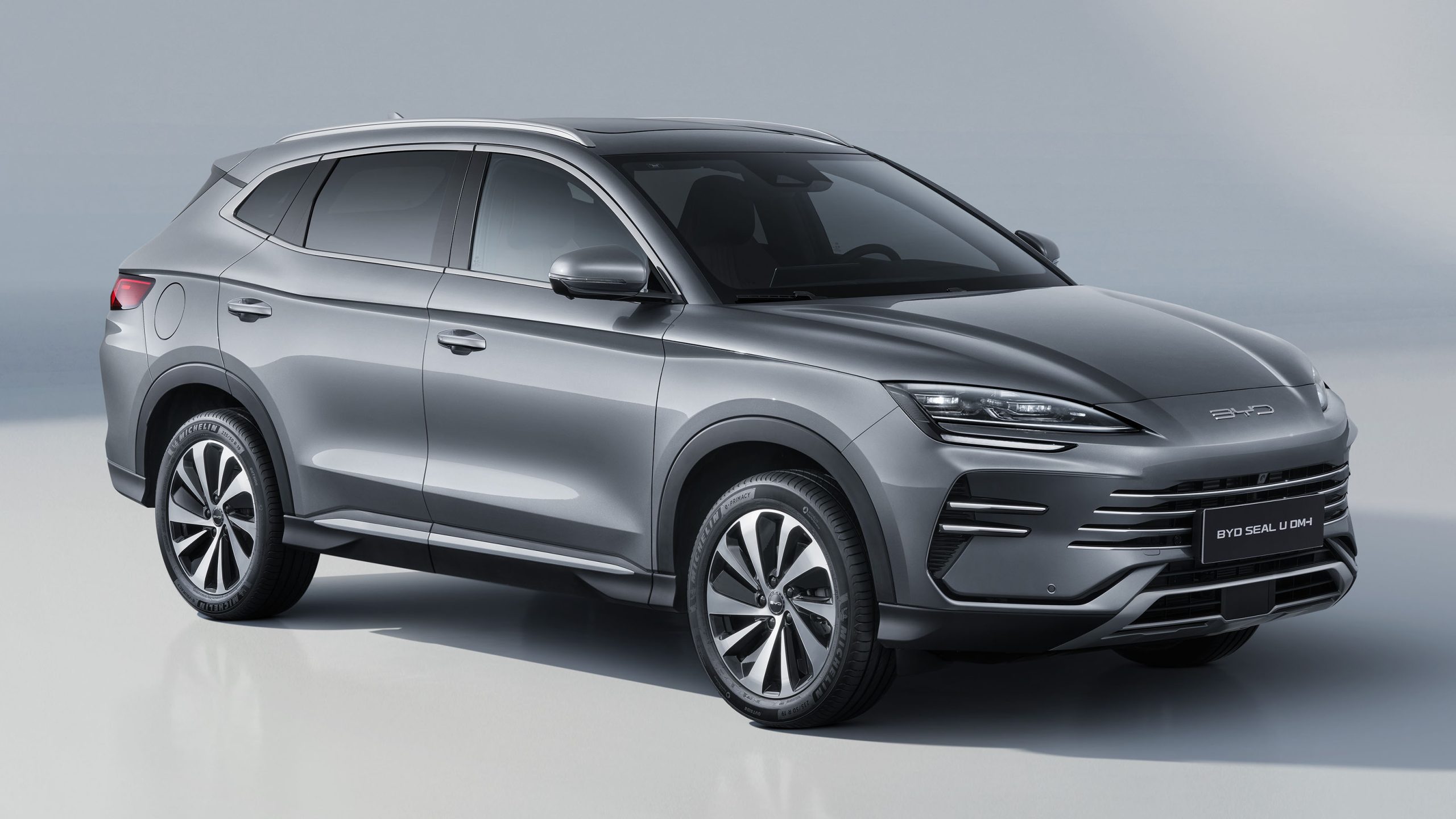 China's Latest Plug-In Hybrid SUV Claims 684 Miles