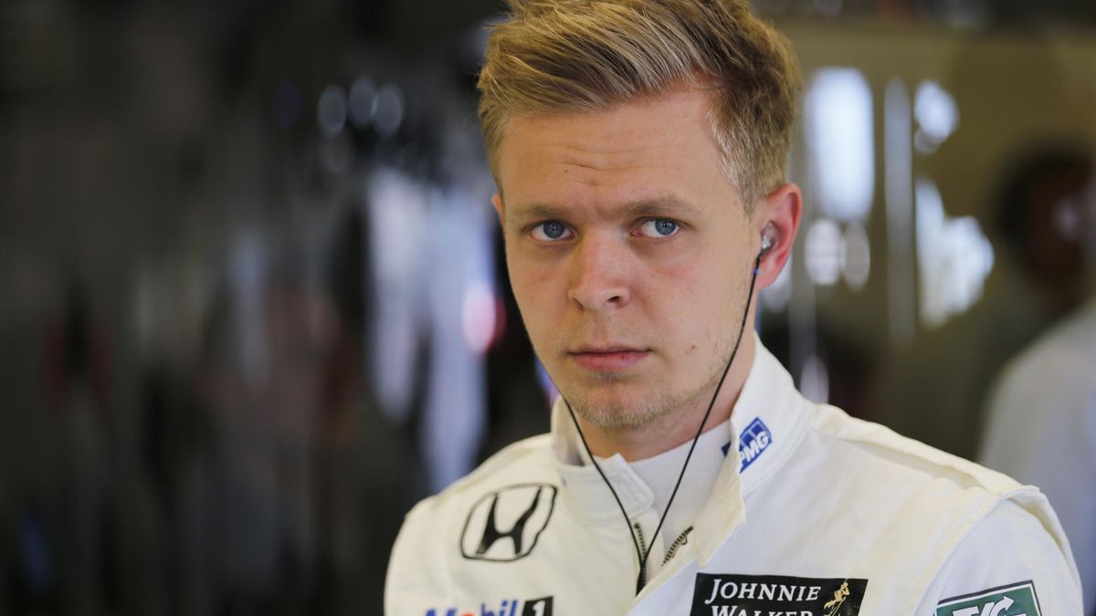 Hamilton Applauds Magnussen's Candidness on Racing Tactics