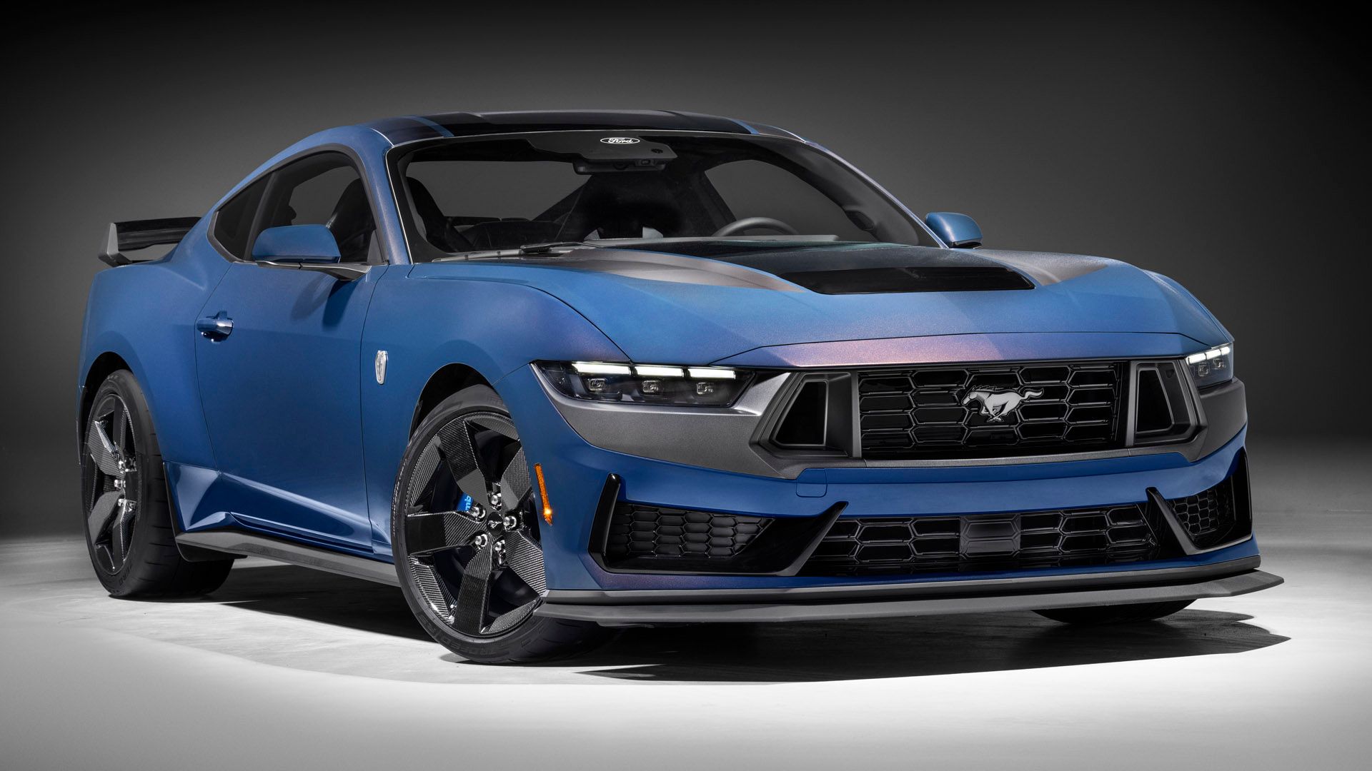 Mustang Dark Horse with Carbon Fiber Wheels and V8 engine (Credits: Ford)