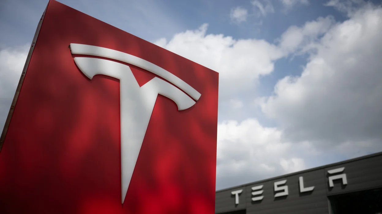 Tesla's Layoff Strategy Hints at Frozen Hiring Plans