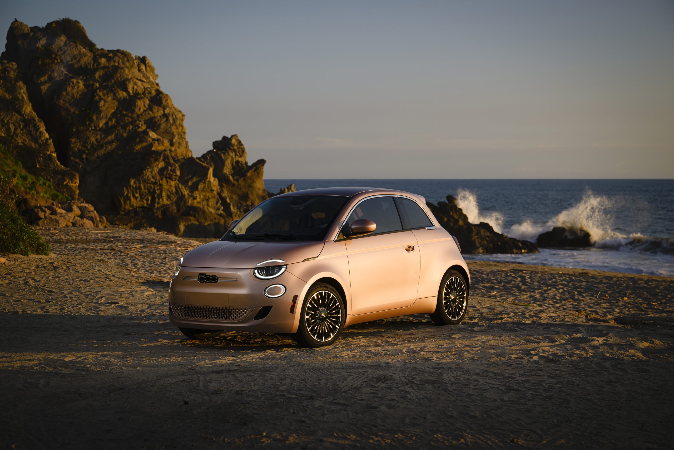 Fiat's Electric 500e Gets a Beachy Makeover