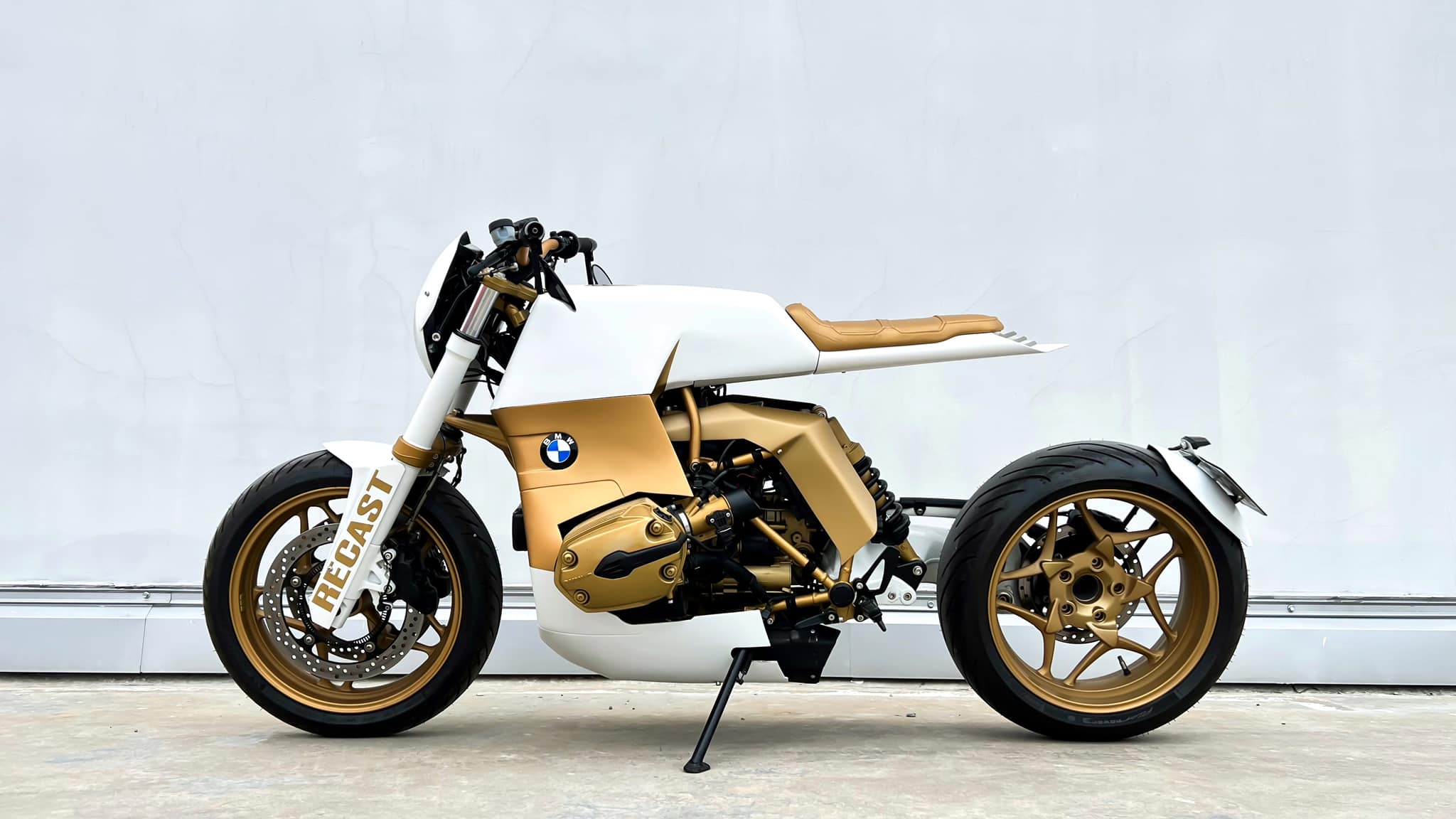 Recast Moto's Futuristic Custom Motorcycle: The Stunning White and Gold ...