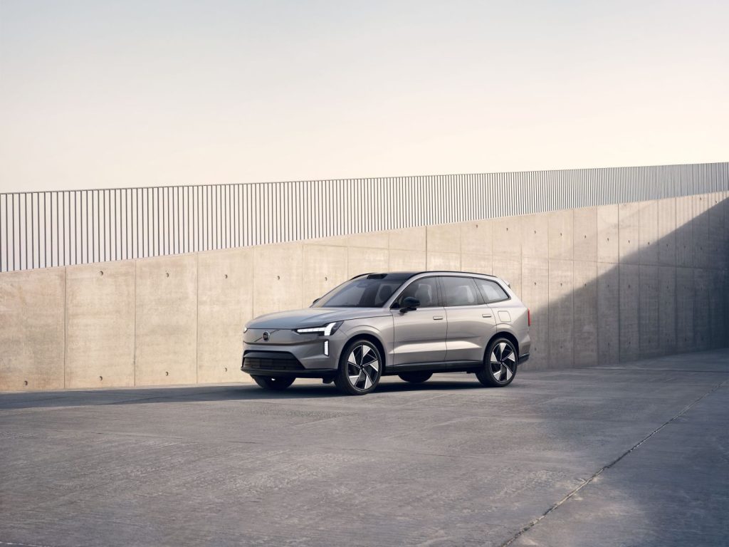 Volvo’s 2025 XC90 Redefines Luxury and Technology with Advanced Hybrid Options and an Intuitive