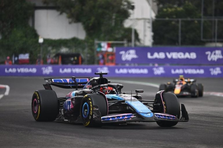 Esteban Ocon, Alpine A524 (Photo: Simon Galloway)