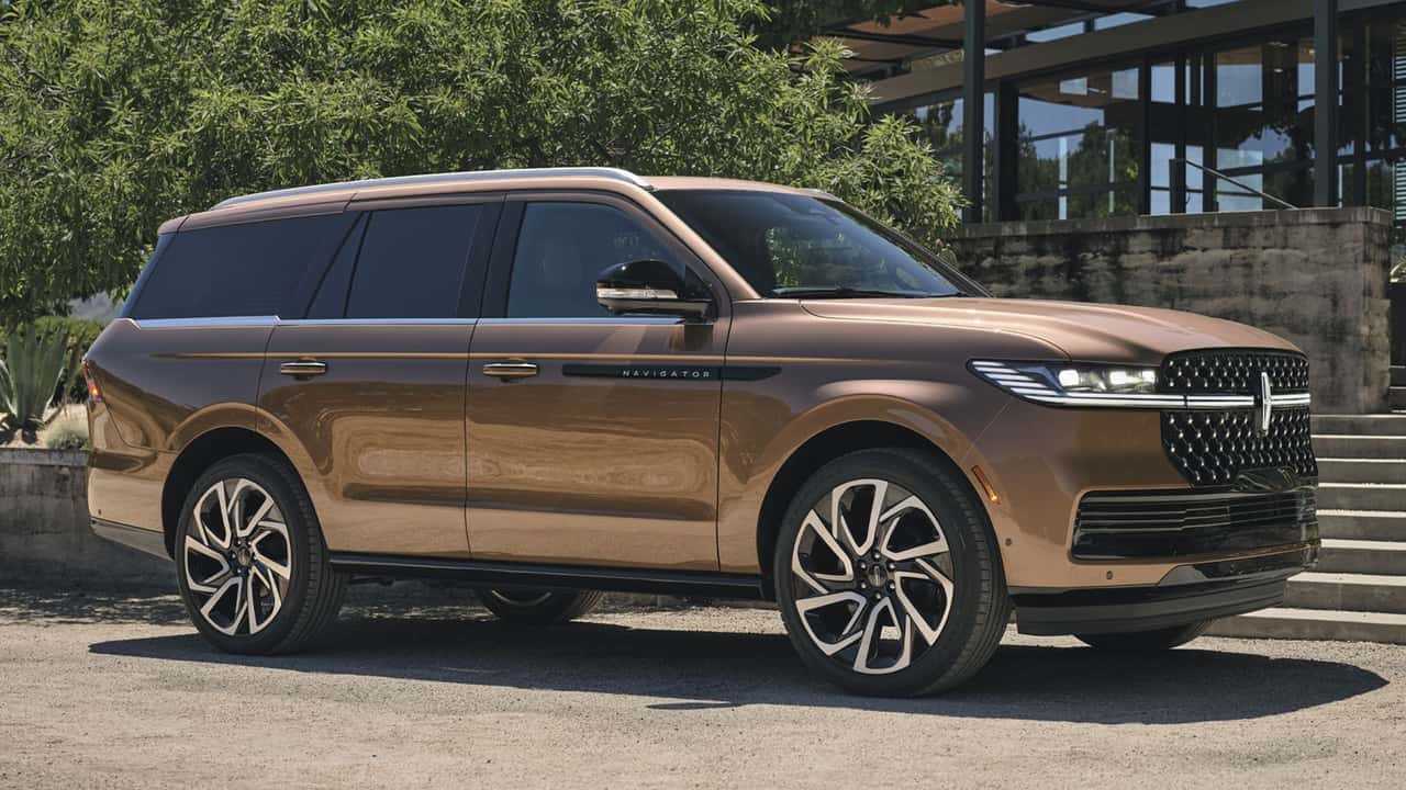 Lincoln Navigator 2025 Features Major Price Hike and Enhancements, Including Revolutionary 48 Inch Dashboard Display