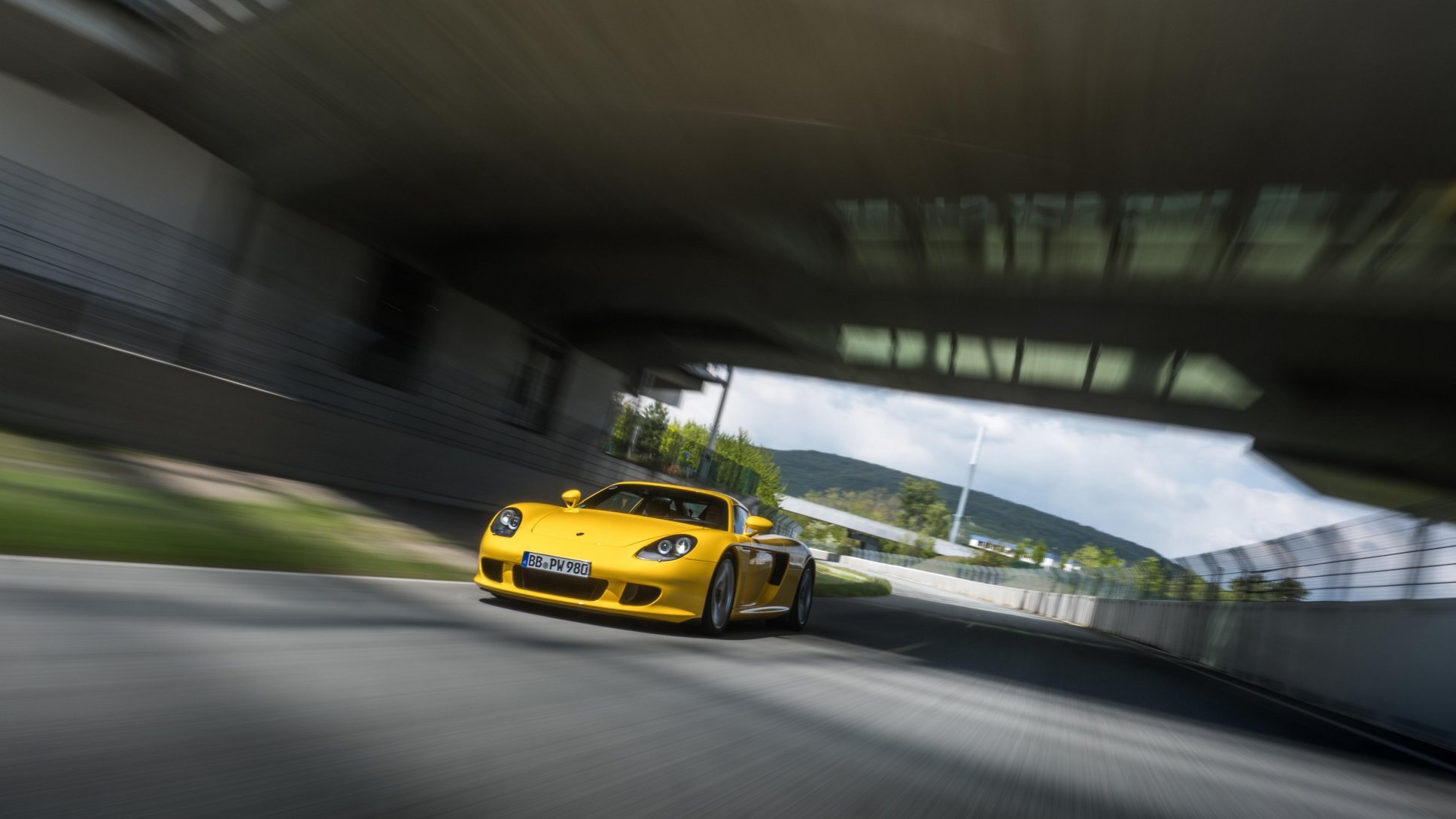 Porsche Enhances Carrera GT Longevity with Free Modern Tires, Boosting Performance and Safety for Owners (1)