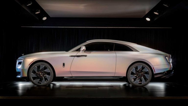 Seven Layers of Brilliance The Spectacular Finish on the Rolls-Royce Spectre Lunaflair