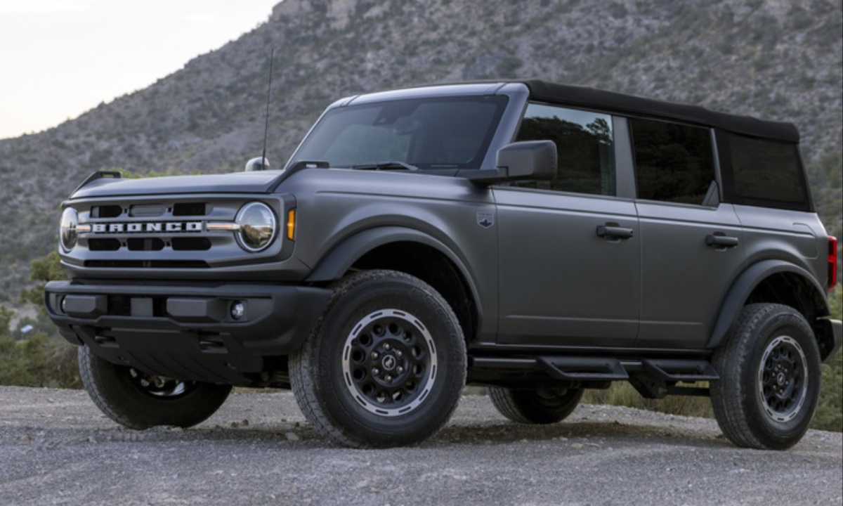 Ford’s 2025 Bronco Redesign Revives Base Model, Adds Tech Upgrades and Off Road Enhancements 