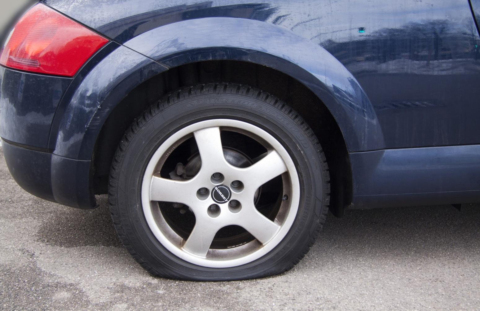 Recognizing the Signs of a Flat Tire