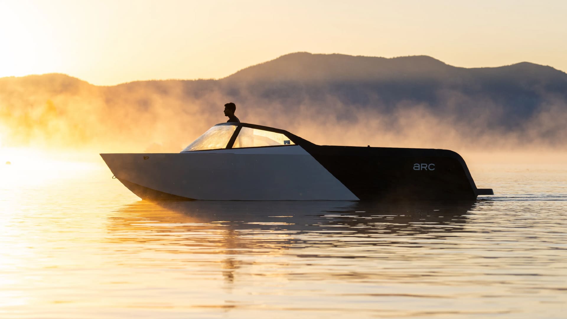 Electric Boating Gains Momentum with Advancements in Speed, Efficiency, and Commercial Applications