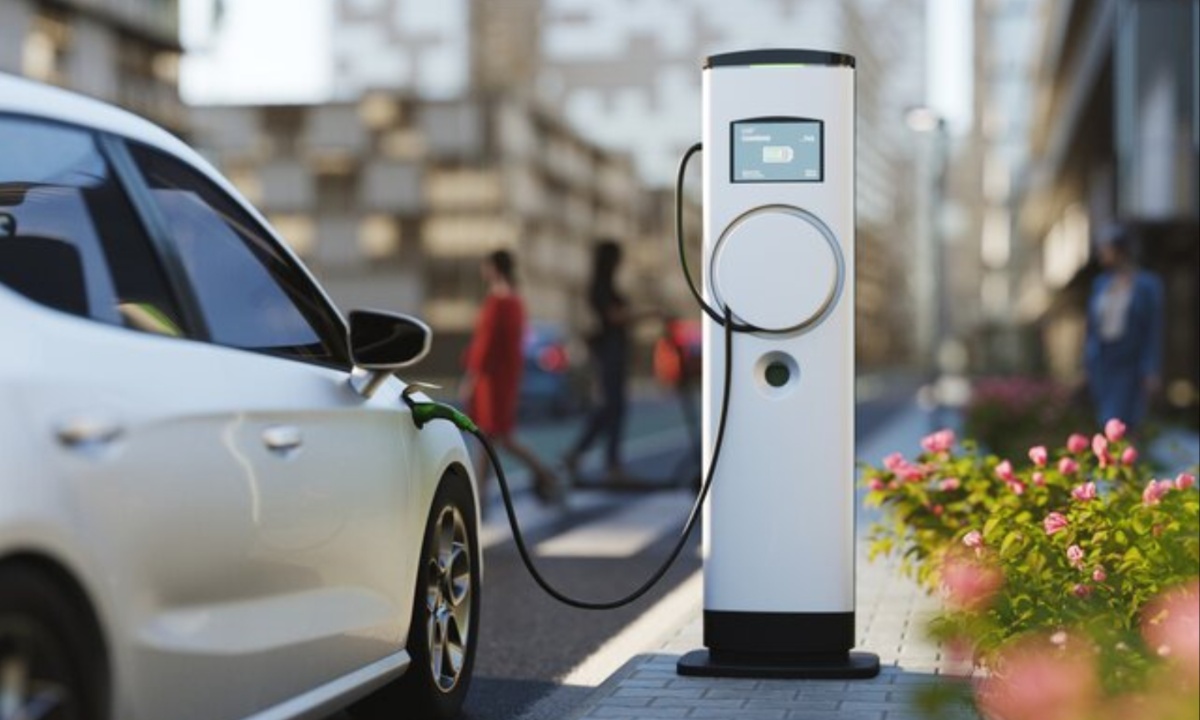 Slowing EV Growth as Americans Rethink Costs Reliability and Infrastructure Challenges