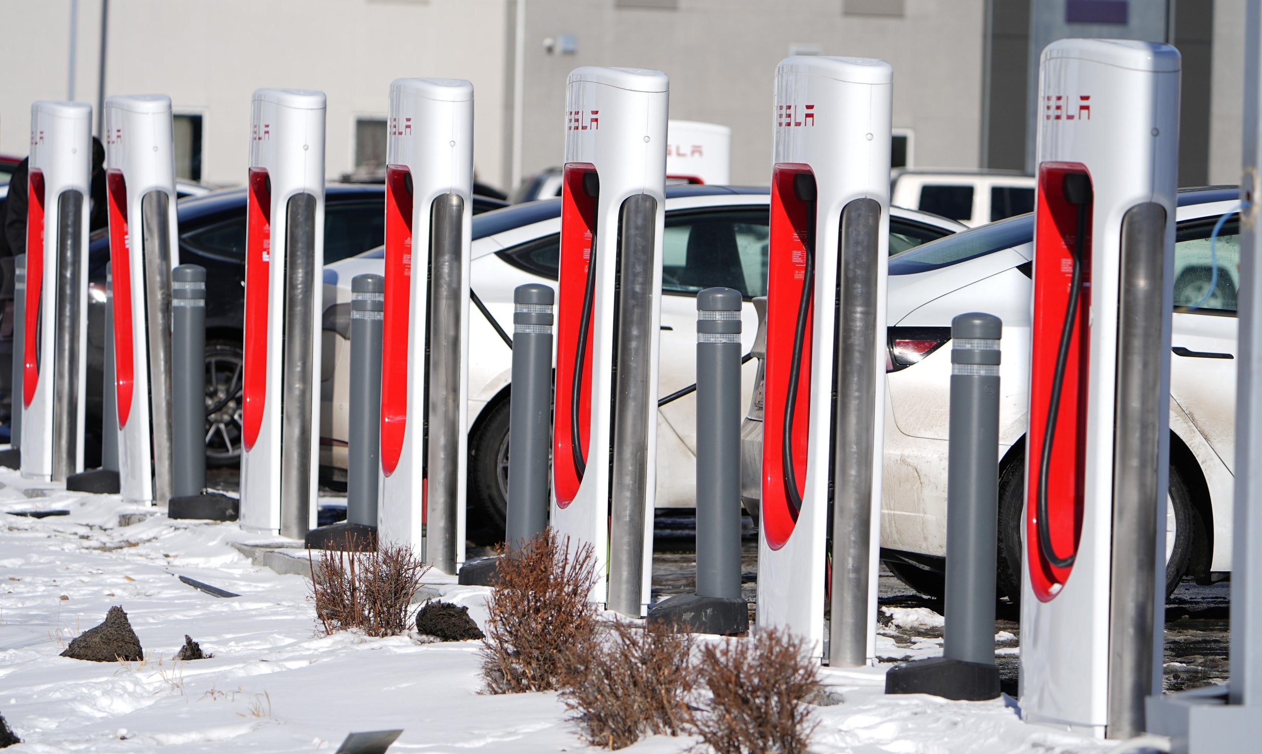 Tesla’s 2024 Sales Drop Highlights Rising Competition and Maturity in the Electric Vehicle Market