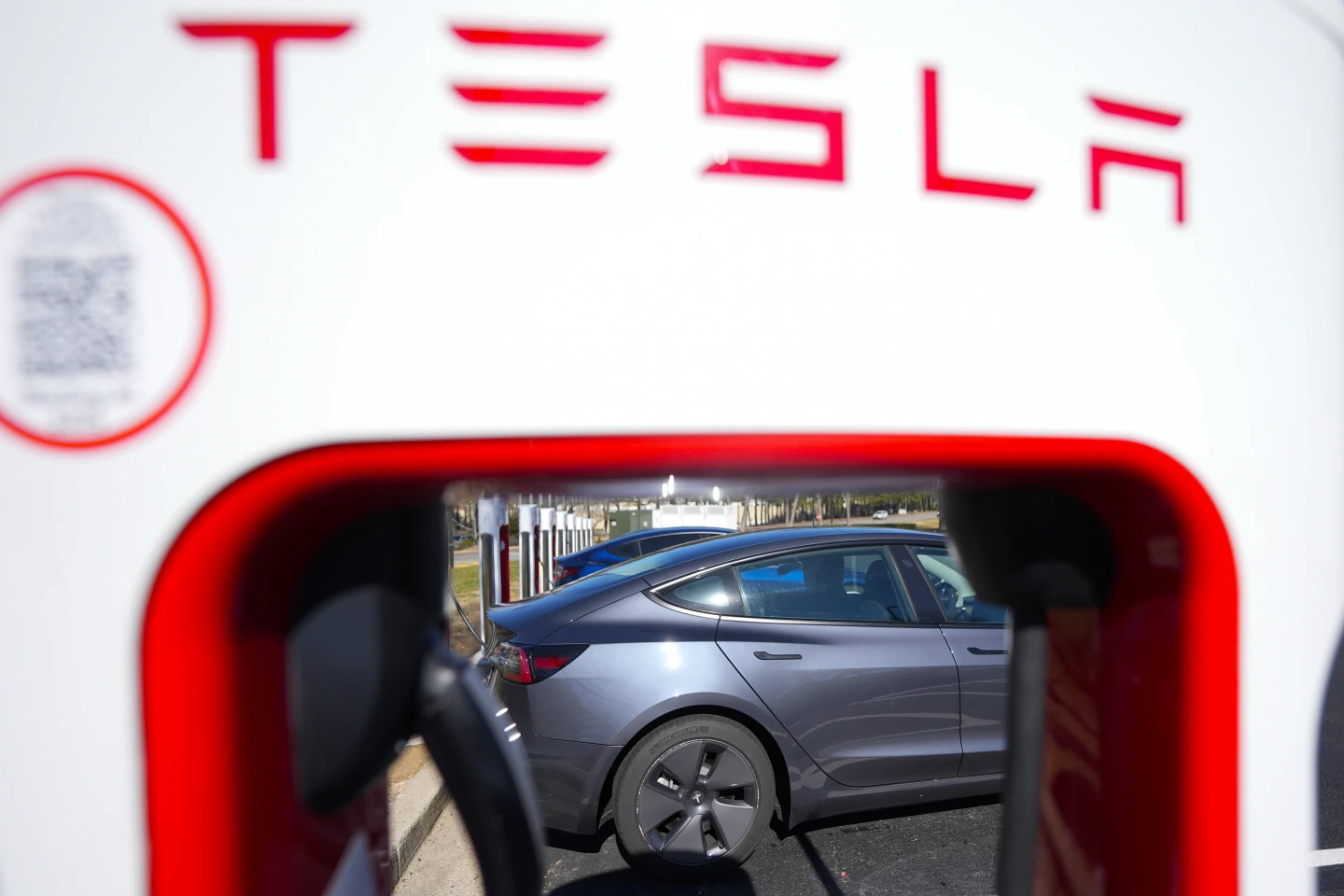 Tesla’s 2024 Sales Drop Highlights Rising Competition and Maturity in the Electric Vehicle Market