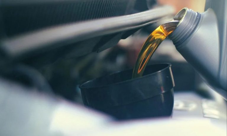 Top 10 Synthetic Engine Oils Revolutionizing Car Maintenance and Performance