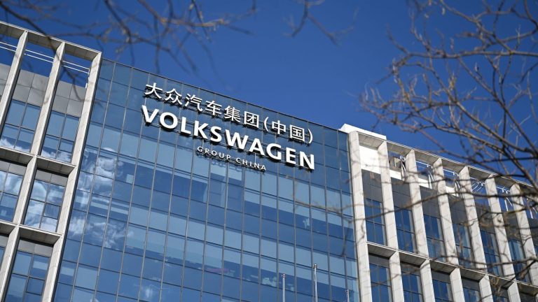 Volkswagen Sells Xinjiang Plant Amid Rising EV Competition and Declining Demand for Combustion Vehicles