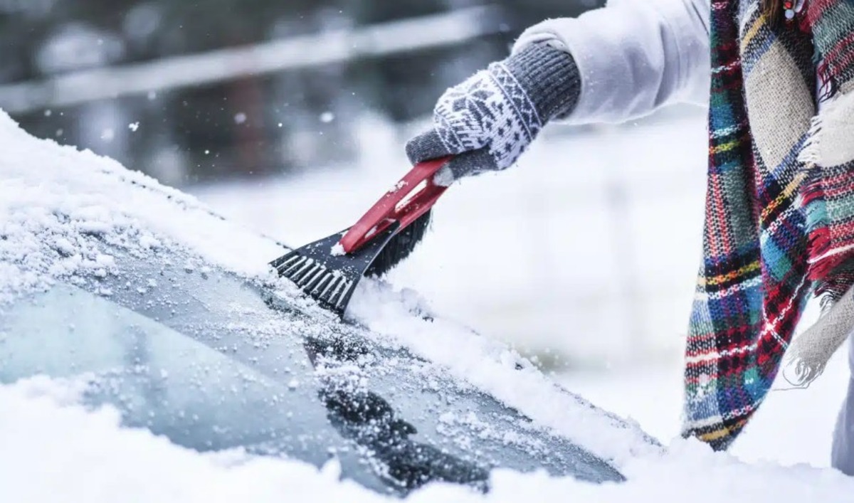 Stay Prepared for Winter with the Right Snow Scraper 