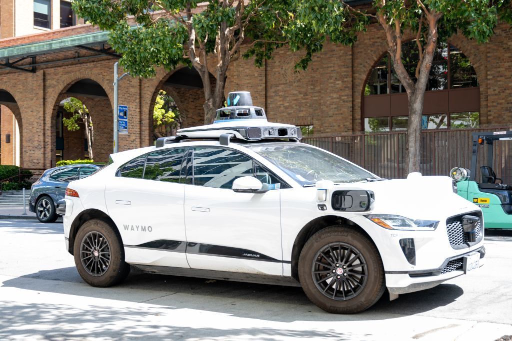 Tech Entrepreneur Trapped in Self Driving Waymo’s Endless Loop, Sparking Safety Concerns2